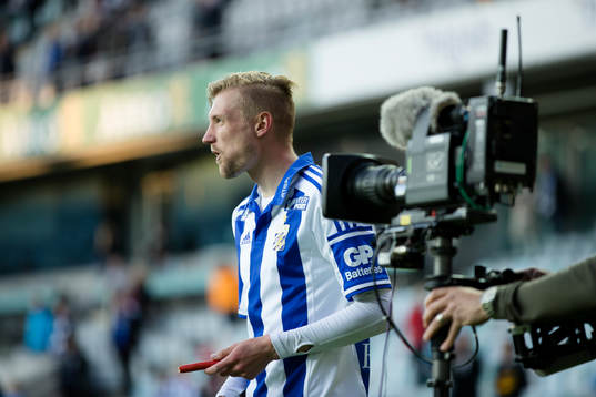 IFK Göteborgs Sebastian Eriksson äter en inkastad korv