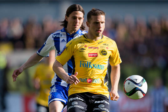 Elfsborgs Anders Svensson före IFK Göteborgs Lasse Vibe