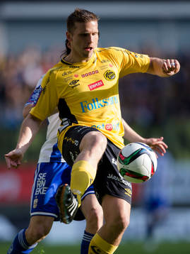 Elfsborgs Anders Svensson före IFK Göteborgs Lasse Vibe