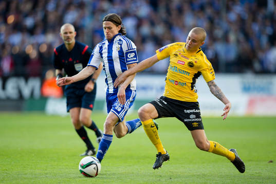 IFK Göteborgs Lasse Vibe före Elfsborgs Sebastian Holmén