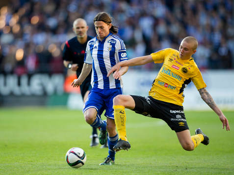IFK Göteborgs Lasse Vibe före Elfsborgs Sebastian Holmén
