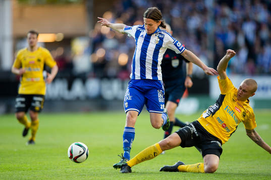 IFK Göteborgs Lasse Vibe före Elfsborgs Sebastian Holmén