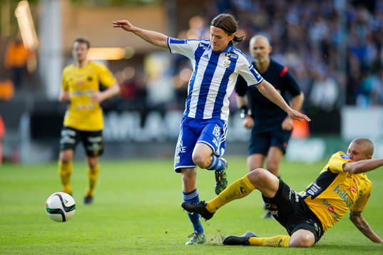 IFK Göteborgs Lasse Vibe före Elfsborgs Sebastian Holmén