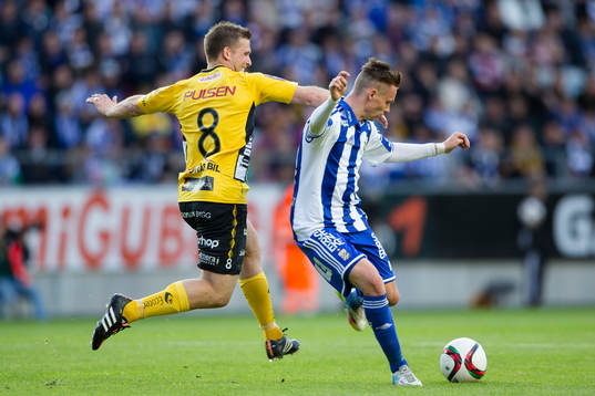 Elfsborgs Anders Svensson tacklar IFK Göteborgs Jakob