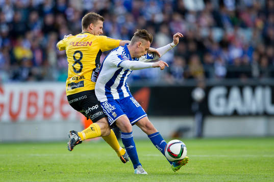 Elfsborgs Anders Svensson tacklar IFK Göteborgs Jakob