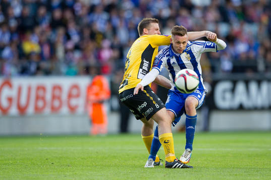 Elfsborgs Anders Svensson tacklar IFK Göteborgs Jakob