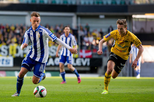 IFK Göteborgs Jakob Ankersen före Elfsborgs Adam Lundqvist
