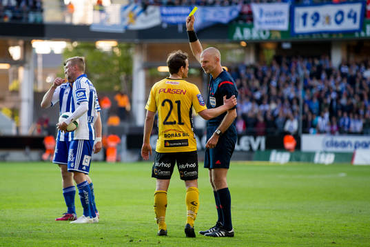 Elfsborgs Henning Hauger får ett gult kort av domare