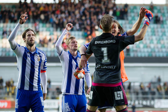 IFK Göteborgs målvakt John Alvbåge och Lasse Vibe