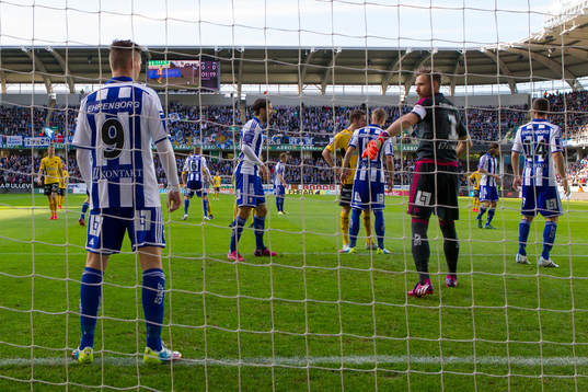 IFK Göteborgs målvakt John Alvbåge dirigerar försvaret