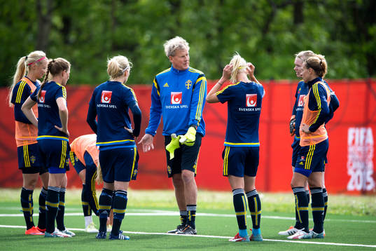Sveriges målvaktstränare Mikael Olsson har genomgång
