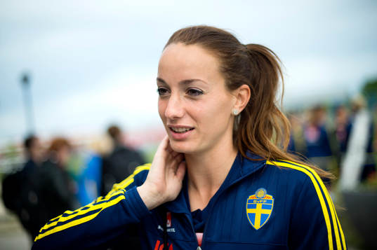 Sveriges Kosovare Asllani blir intervjuad