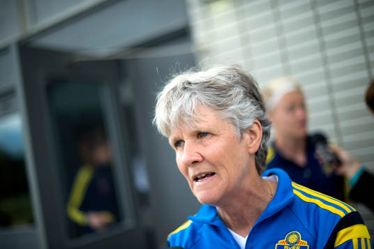 Sveriges förbundskapten Pia Sundhage blir intervjuad