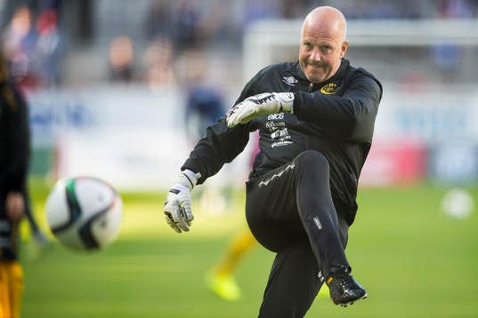 Elfsborgs målvaktstränare Gert Hansen värmer upp