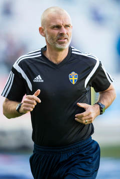 Domaren Michael Lerjéus värmer upp innan en fotbollsmatch