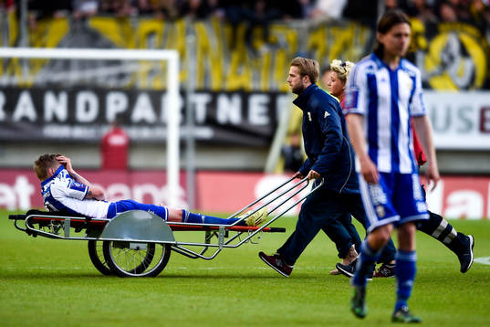 IFK Göteborgs Sören Rieks körs ut på bår
