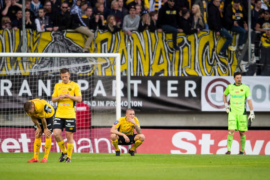 Elfsborgs Sebastian Holmén (mitt i bild) deppar