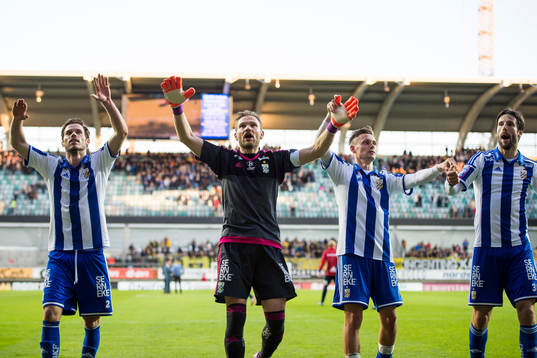 IFK Göteborgs Emil Salomonsson, målvakt John Alvbåge,
