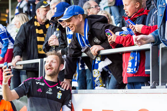 IFK Göteborgs målvakt John Alvbåge tar selfies med