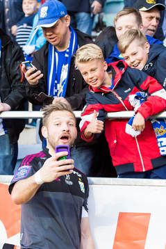 IFK Göteborgs målvakt John Alvbåge tar selfies med
