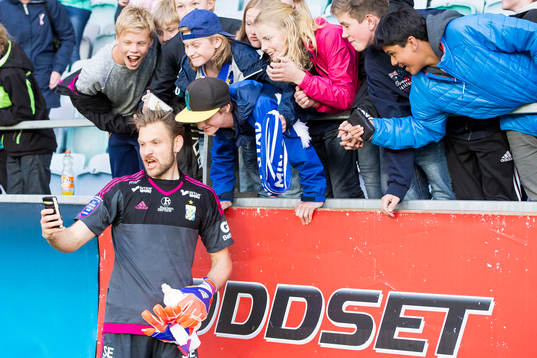 IFK Göteborgs målvakt John Alvbåge tar selfies med