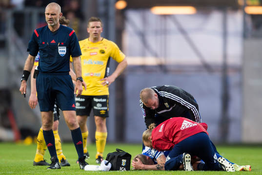 IFK Göteborgs Sören Rieks tas om hand av sjukvårdare