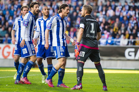 IFK Göteborgs målvakt John Alvbåge irriterad på