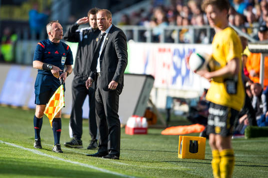 Assisterande domaren säger till Elfsborgs manager Magnus