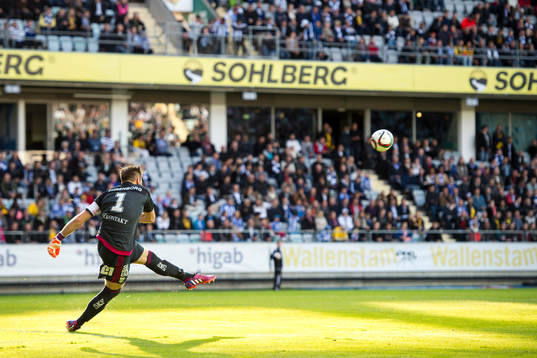 IFK Göteborgs målvakt John Alvbåge skjuter utspark