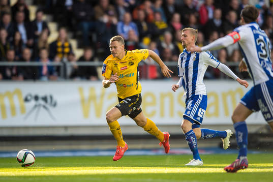 Elfsborgs Viktor Claesson jagas av IFK Göteborgs Sebastian