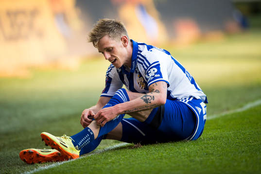 IFK Göteborgs Sören Rieks fixar strumporna