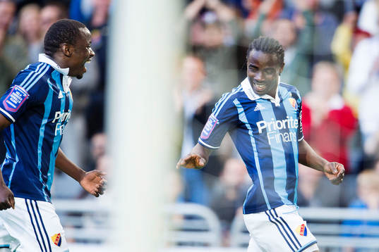 Djurgårdens Omar Colley och Sam Johnson jublar