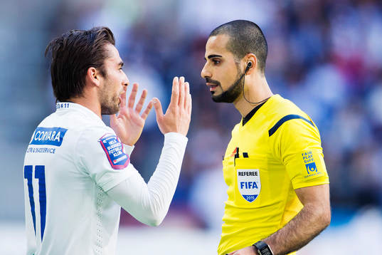 Norrköpings Christopher Nilsson Telo reagerar mot domare