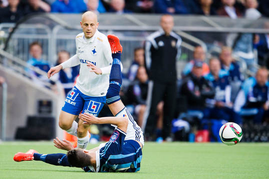 Djurgårdens Haris Radetinac faller i en duell med