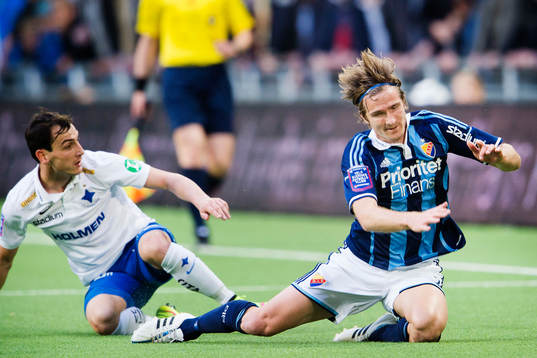 Djurgårdens Jesper Arvidsson faller i en duell med