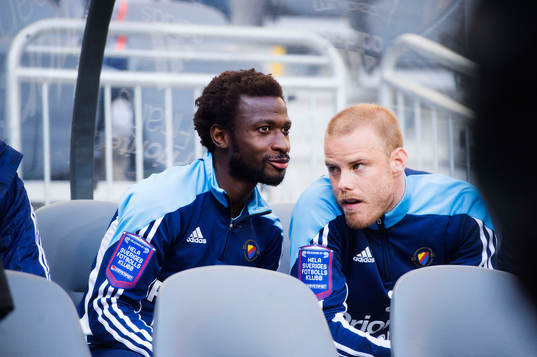 Djurgårdens Amadou Jawo och Fredrik Stenman på bänken