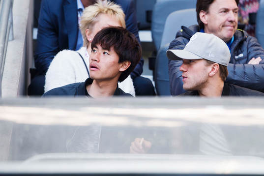 Djurgårdens Soo Yong-Yoon och Martin Broberg på läktaren