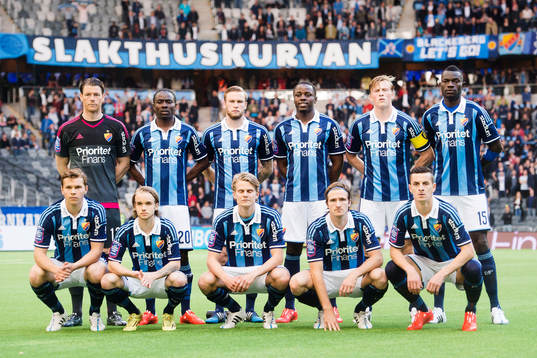 Djurgårdens spelare ställer upp för en lagbild. Övre