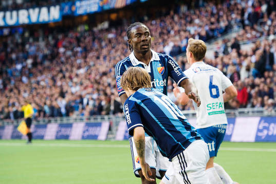 Djurgårdens Sam Johnson hjälper Daniel Berntsen upp