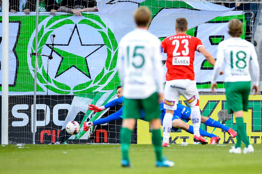 Hammarbys målvakt Tim Markström räddar en straff från