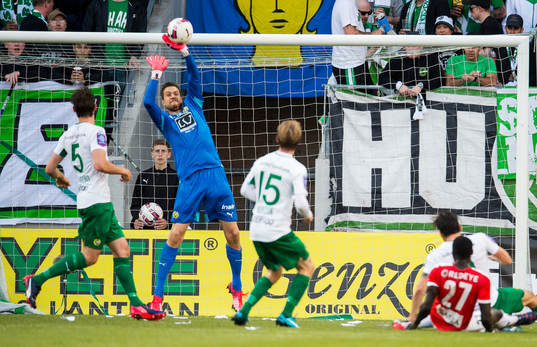 Hammarbys målvakt Tim Markström räddar ett skott från