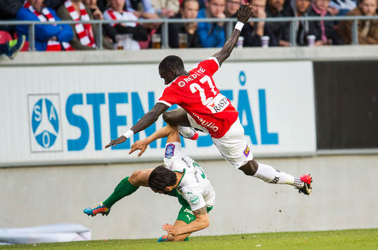 Kalmars Papa Alioune Diouf och Hammarbys Stefan Batan