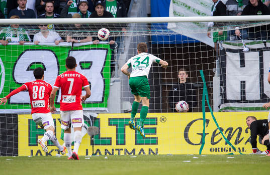 Hammarbys Måns Söderqvist nickar in reduceringen 1-2