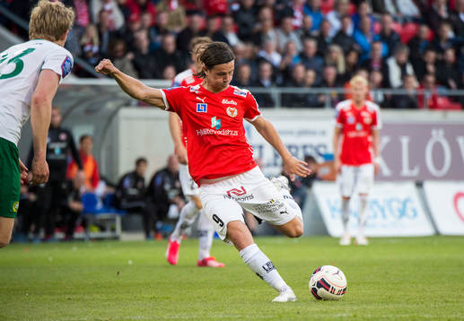 Kalmars Marcus Antonsson avlossar ett skott