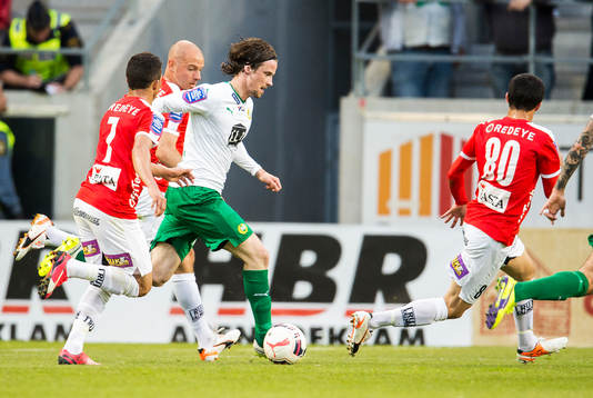 Hammarbys Linus Hallenius omgiven av Kalmars Ismael Silva