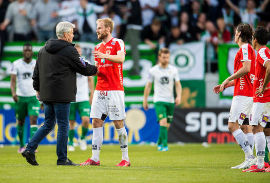 Hammarbys tränare Nanne Bergstrand tackar Kalmars Markus