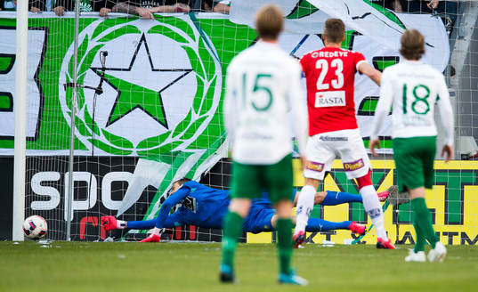 Hammarbys målvakt Tim Markström räddar Kalmars Viktor