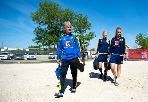 Sveriges förbundskapten Pia Sundhage, Amanda Ilestedt och