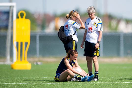 Sveriges Kosovare Asllani sitter på konstgräset framför