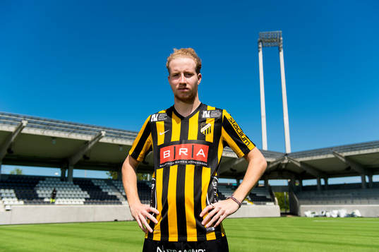 Häckens Samuel Gustafson fotograferad på  Häckens nya